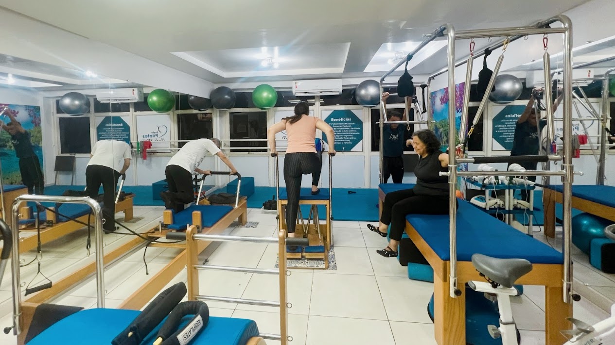 Sala do Studio Pilates Cleide Matos com reformers, cadeira e bolas suíças